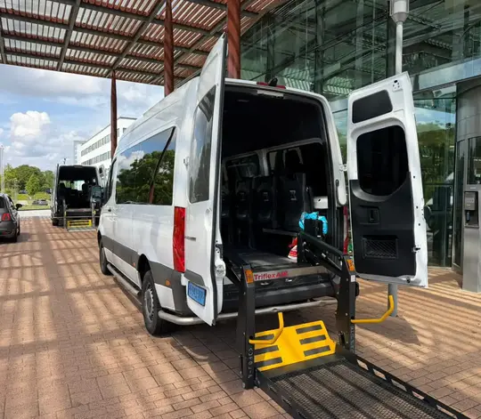 Professionele rolstoeltaxi chauffeur helpt klant in Nijkerk